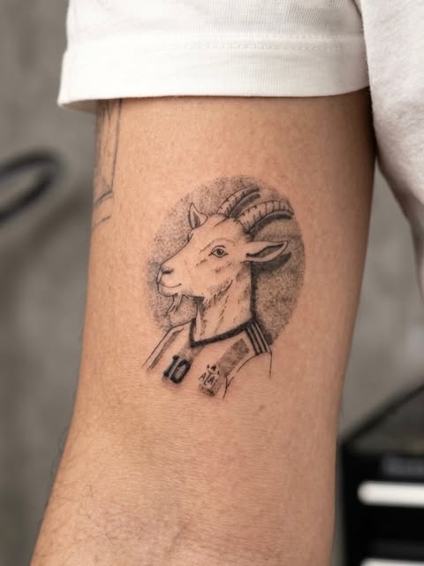 Tatuaje realista de una cabra con camiseta N°10, homenaje futbolero